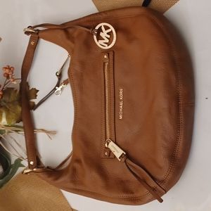 Michaelkors bag cute bag only it is a little dirty inside but in good condition